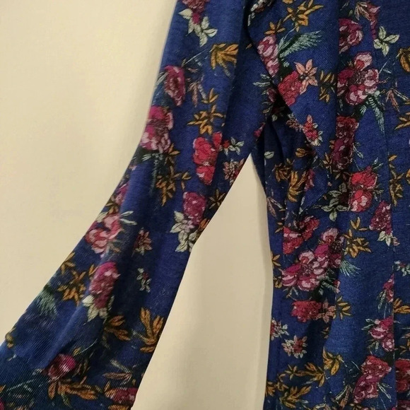 Free People Top Blue Floral Pattern Size Large Long Sleeves Ruffle Keyhole Back - Picture 3 of 9